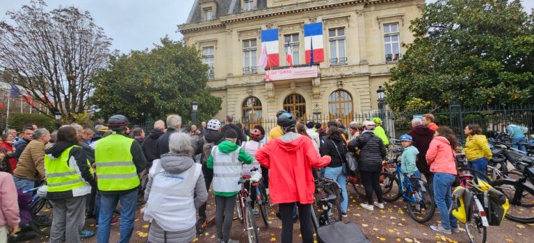 Val-de-Marne : des centaines de personnes ont rendu hommage au cycliste écrasé, appelant à se mobiliser contre la violence motorisée