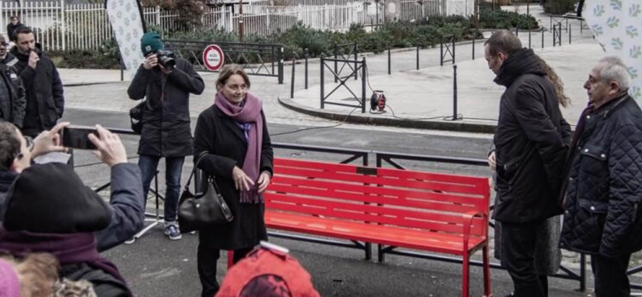 À Fontenay-sous-Bois, un banc rouge en hommage aux victimes de féminicides