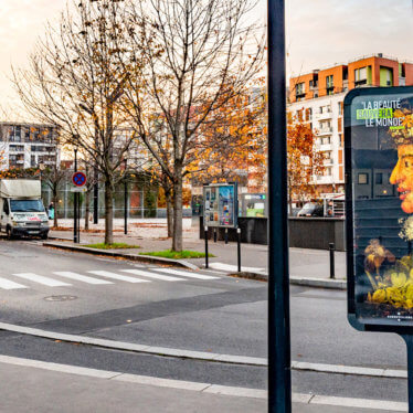 Remplacer la pub par des œuvres d’art : L’Haÿ-les Roses et Aubervilliers s’offrent une parenthèse culturelle