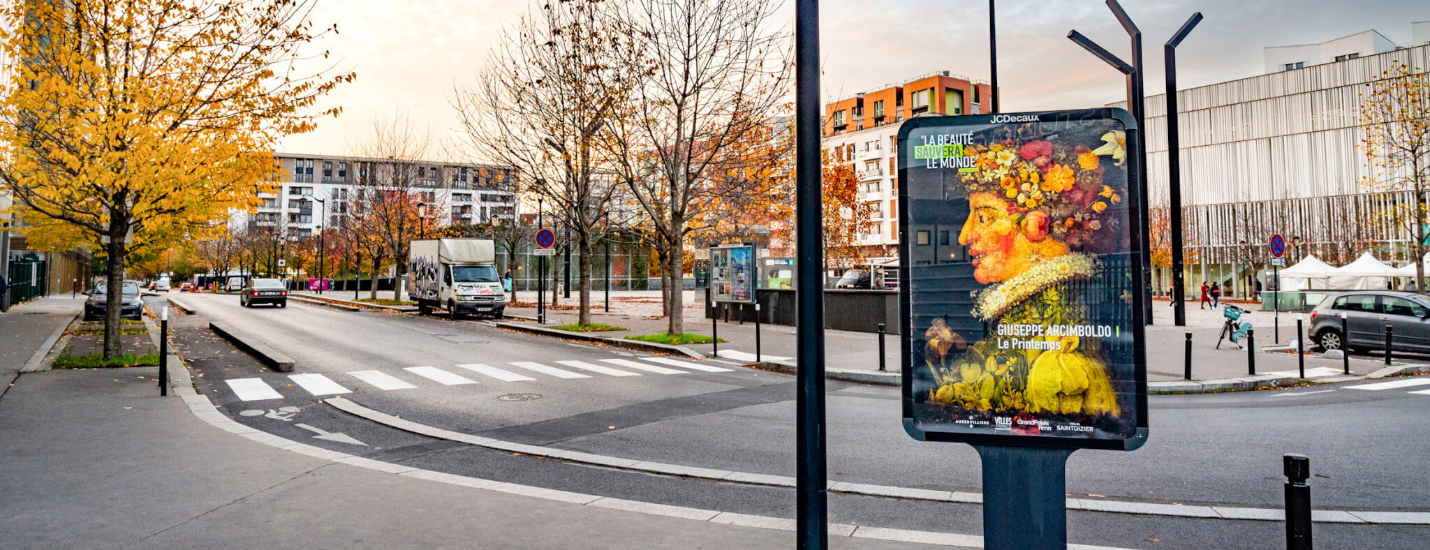 Remplacer la pub par des œuvres d’art : L’Haÿ-les Roses et Aubervilliers s’offrent une parenthèse culturelle