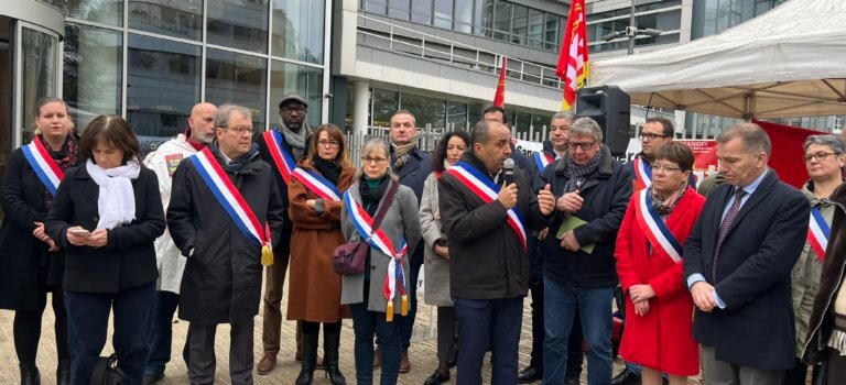 Élus de tous bords et salariés unis contre le départ de Sanofi Gentilly à La Défense