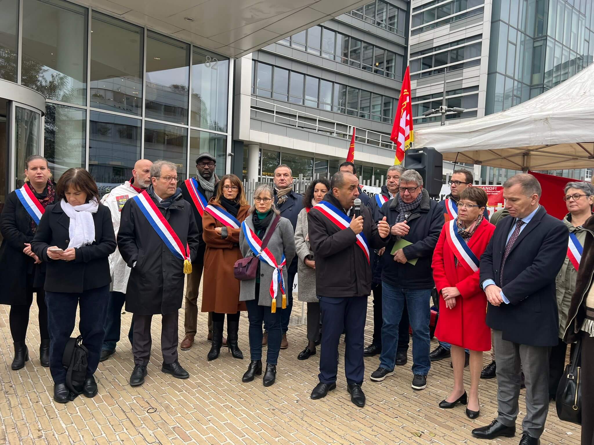 Élus de tous bords et salariés unis contre le départ de Sanofi Gentilly à La Défense