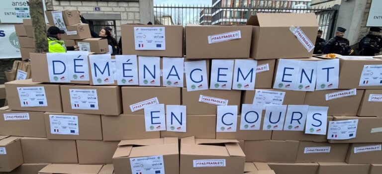 Maisons-Alfort : les agriculteurs montent un mur de cartons devant l’Anses