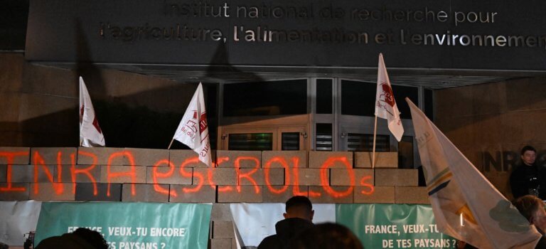 Paris : des agriculteurs en colère érigent un mur devant l’Inrae