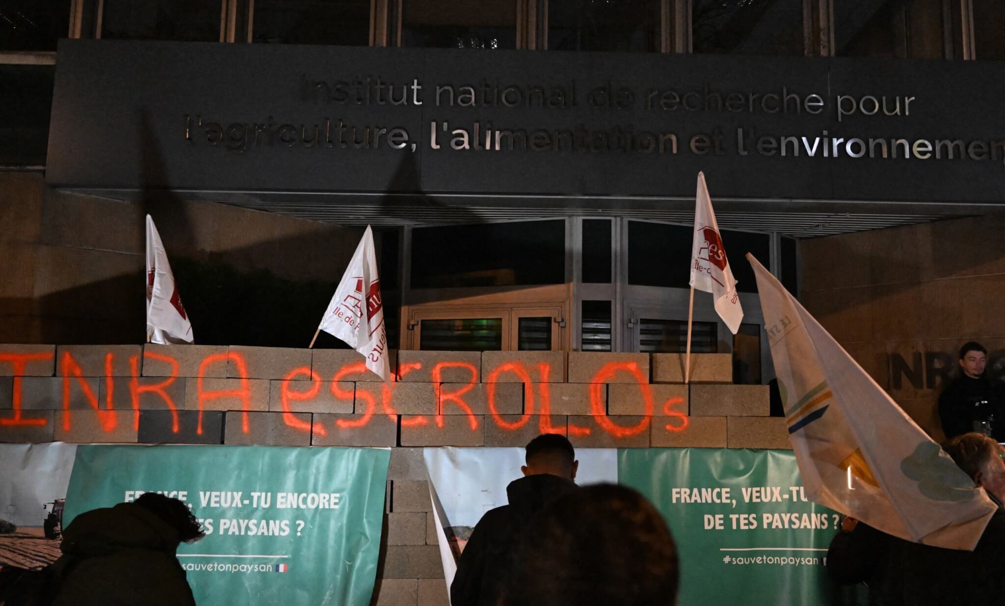 Paris : des agriculteurs en colère érigent un mur devant l'Inrae