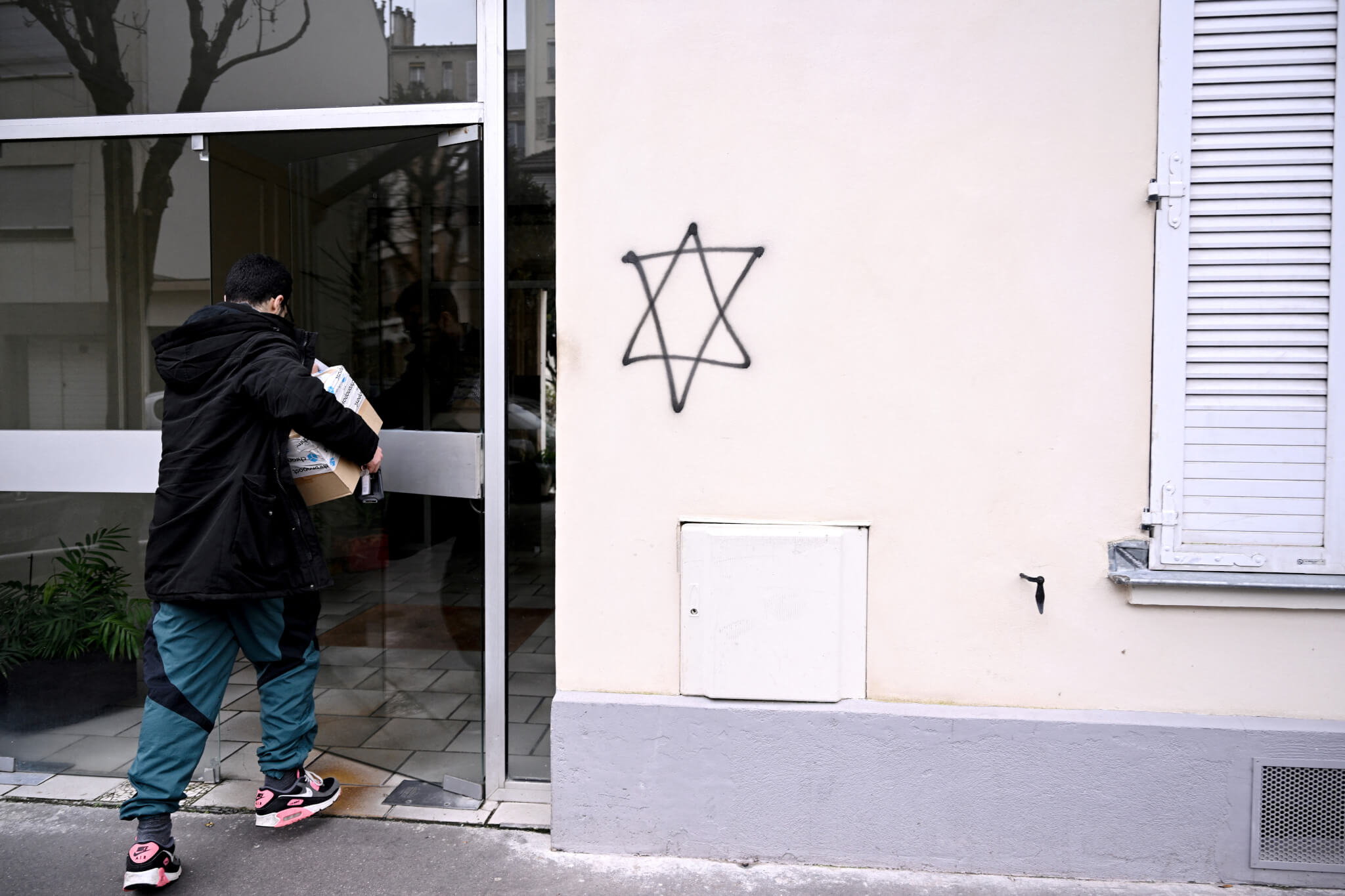 Tags antisémites à Vincennes, Saint-Mandé et Montreuil : un homme interpellé a reconnu les faits