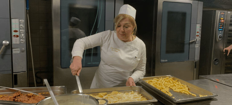 1500 repas bons et pas chers : la cheffe grecque Dina Nikolaou relève le défi à l’université de Villetaneuse 